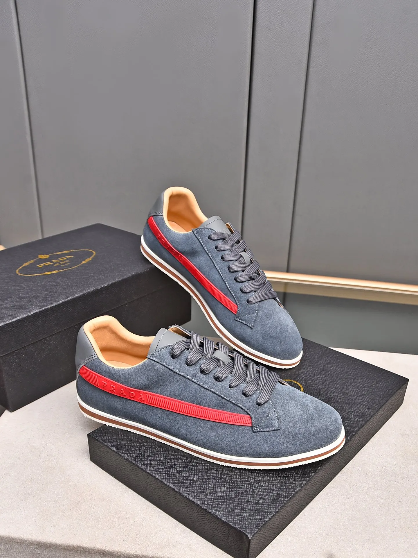 Men's shoes 💰440 Prada/Prada's new men's thin-soled casual shoes, fashionable and elegant style. Made of first-layer frosted cowhide. The lining is soft, comfortable and breathable. The shoe body is marked with letter LOGO. The details are carefully crafted. Lightweight foam sole, fashionable and versatile! Size: 38-44 (45 customized)